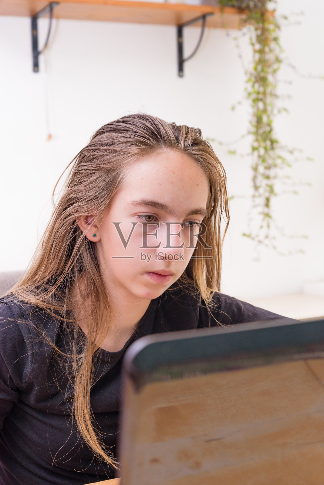 舒适的少女的肖像在家里放松在下午使用笔记本电脑照片摄影图片