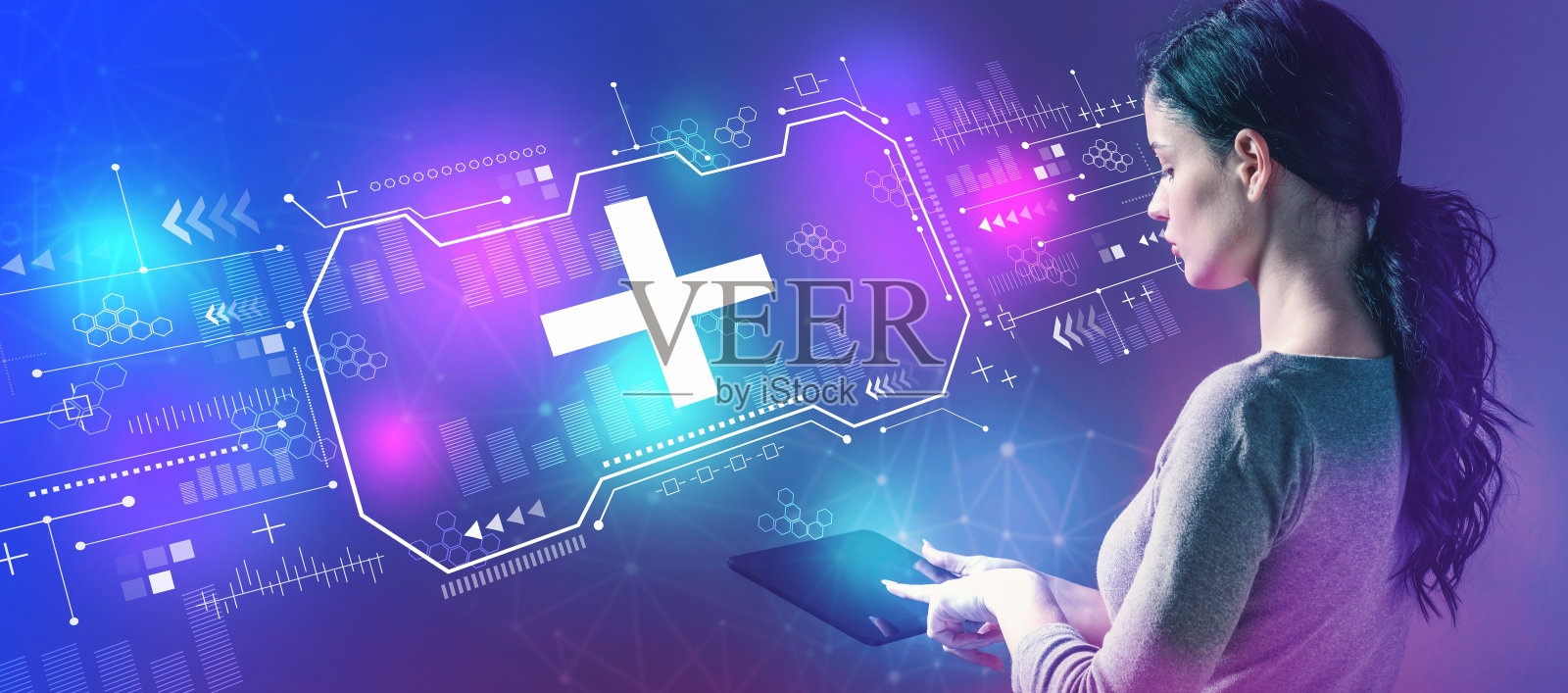 另外，和使用平板电脑的女人签名照片摄影图片