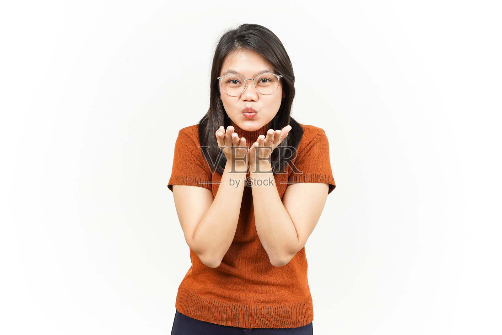 吹吻美丽的亚洲女人孤立在白色背景照片摄影图片