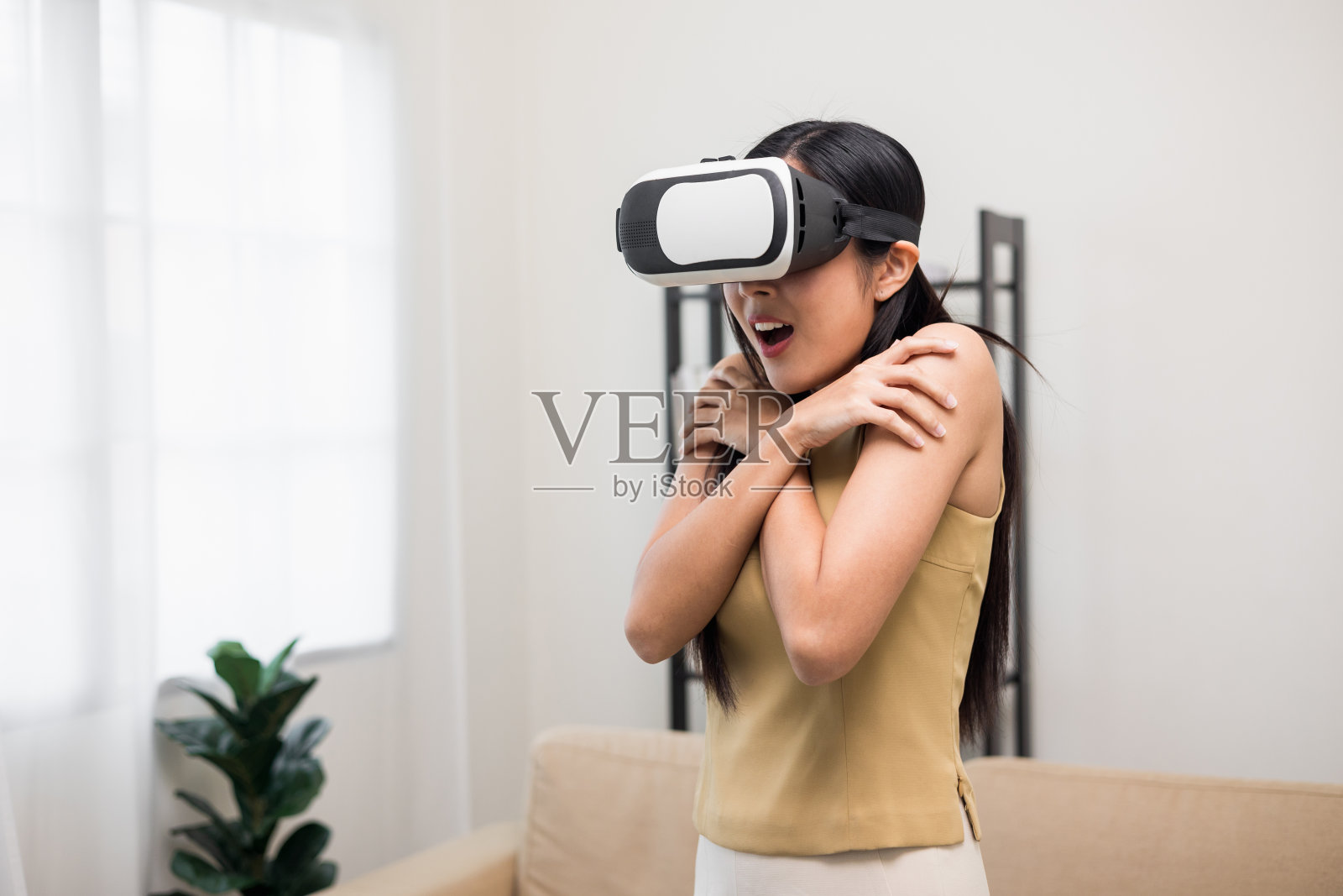 一名年轻的亚洲女性戴上vr眼镜进入虚拟模拟世界。未来科技数字网络世界。享受虚拟世界的人。照片摄影图片