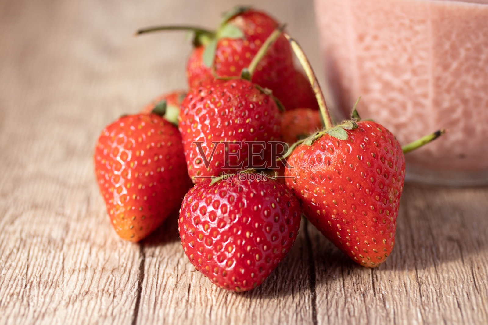 棕色背景的柳条篮子里的草莓照片摄影图片