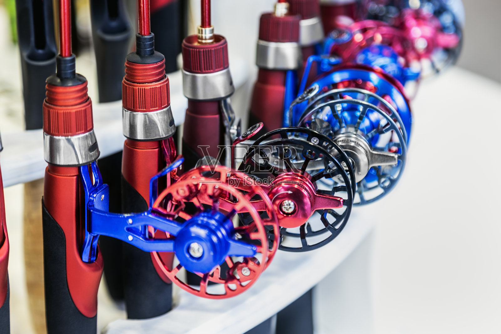 钓鱼商店里冬季钓鱼用的钓鱼用惯性卷轴照片摄影图片