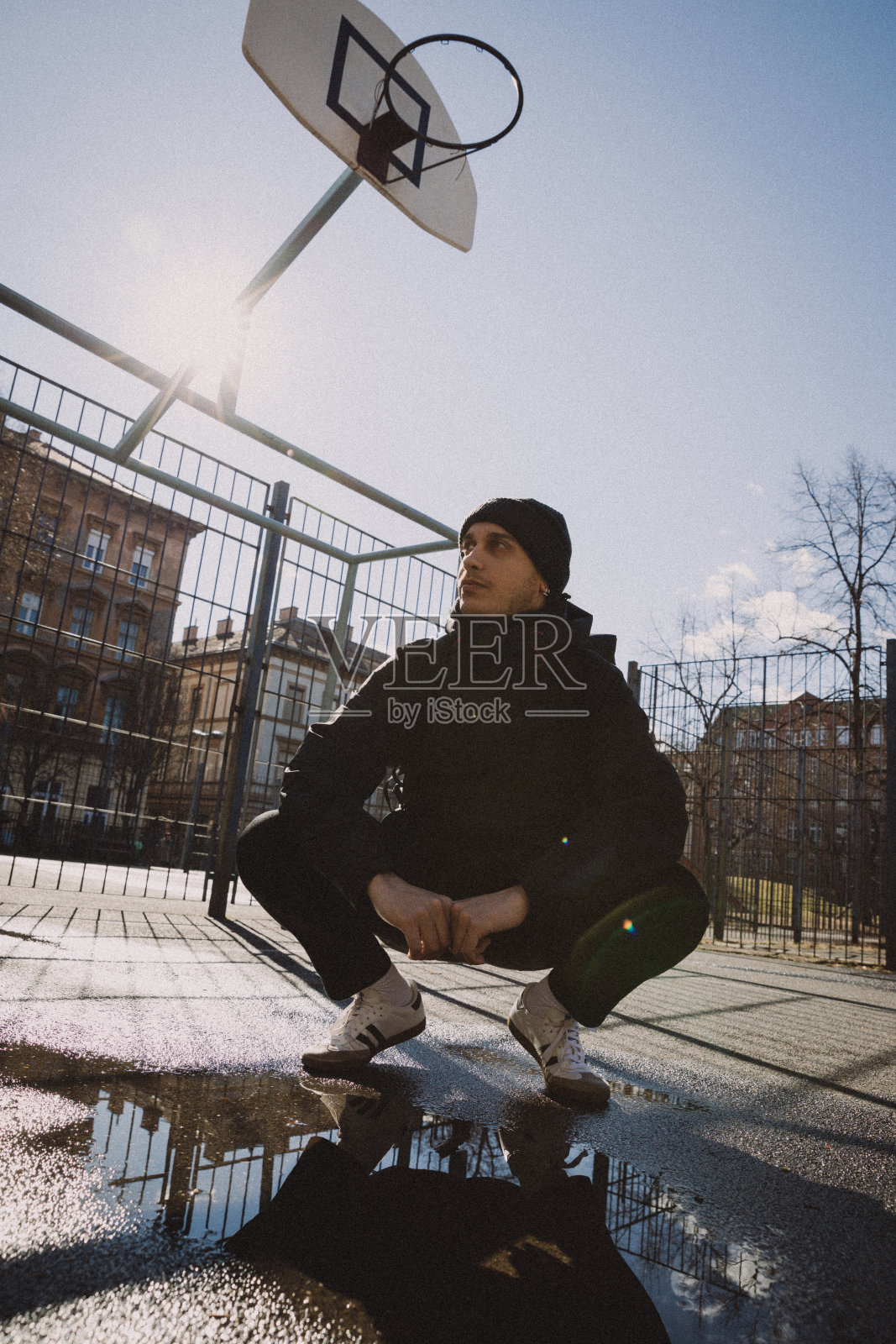 年轻人街头风格的肖像照片摄影图片