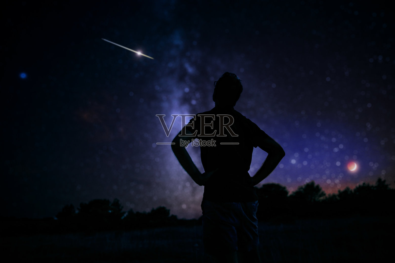 用星星、行星和新月观察夜空的人。照片摄影图片