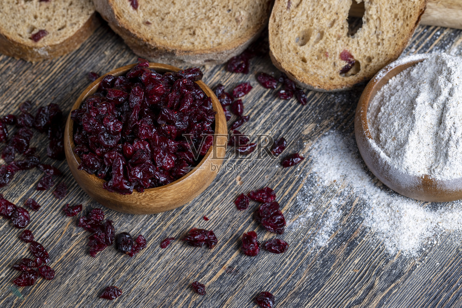 用面粉和蔓越莓干制成的新鲜切块面包照片摄影图片