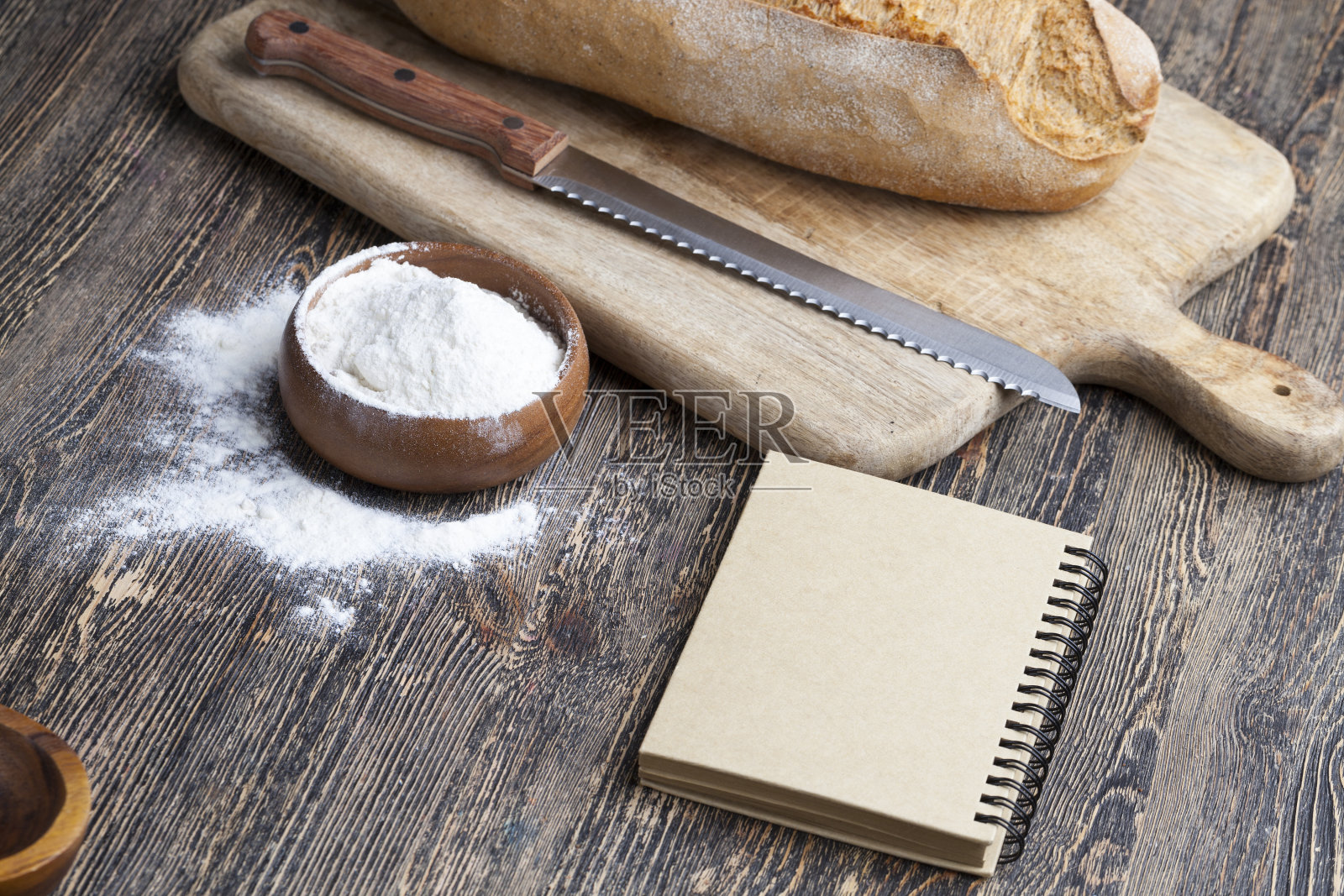 由面粉和其他天然产品制成的新鲜美味的面包照片摄影图片