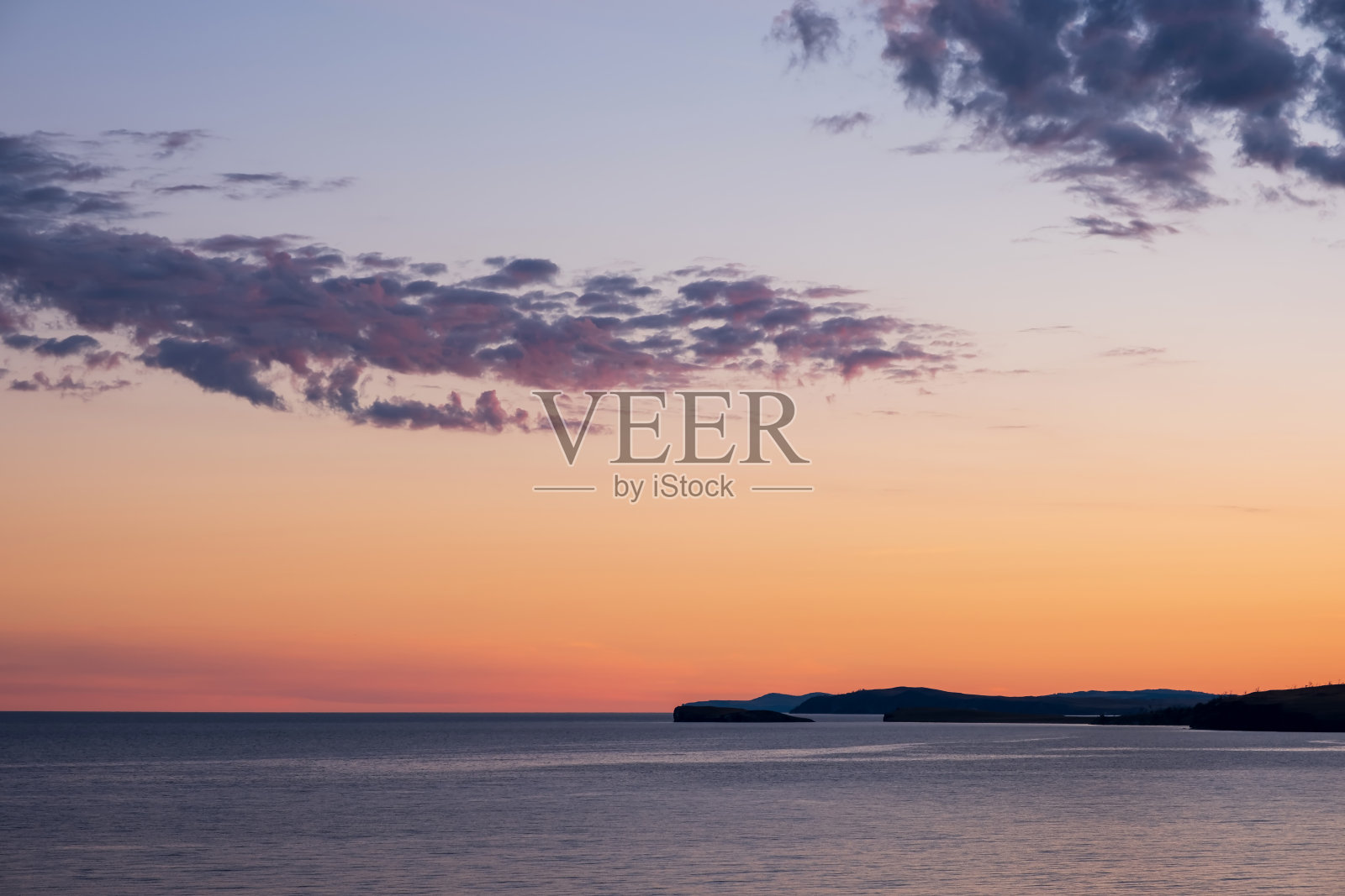 奥尔洪岛贝加尔湖上美丽的红色夕阳照片摄影图片