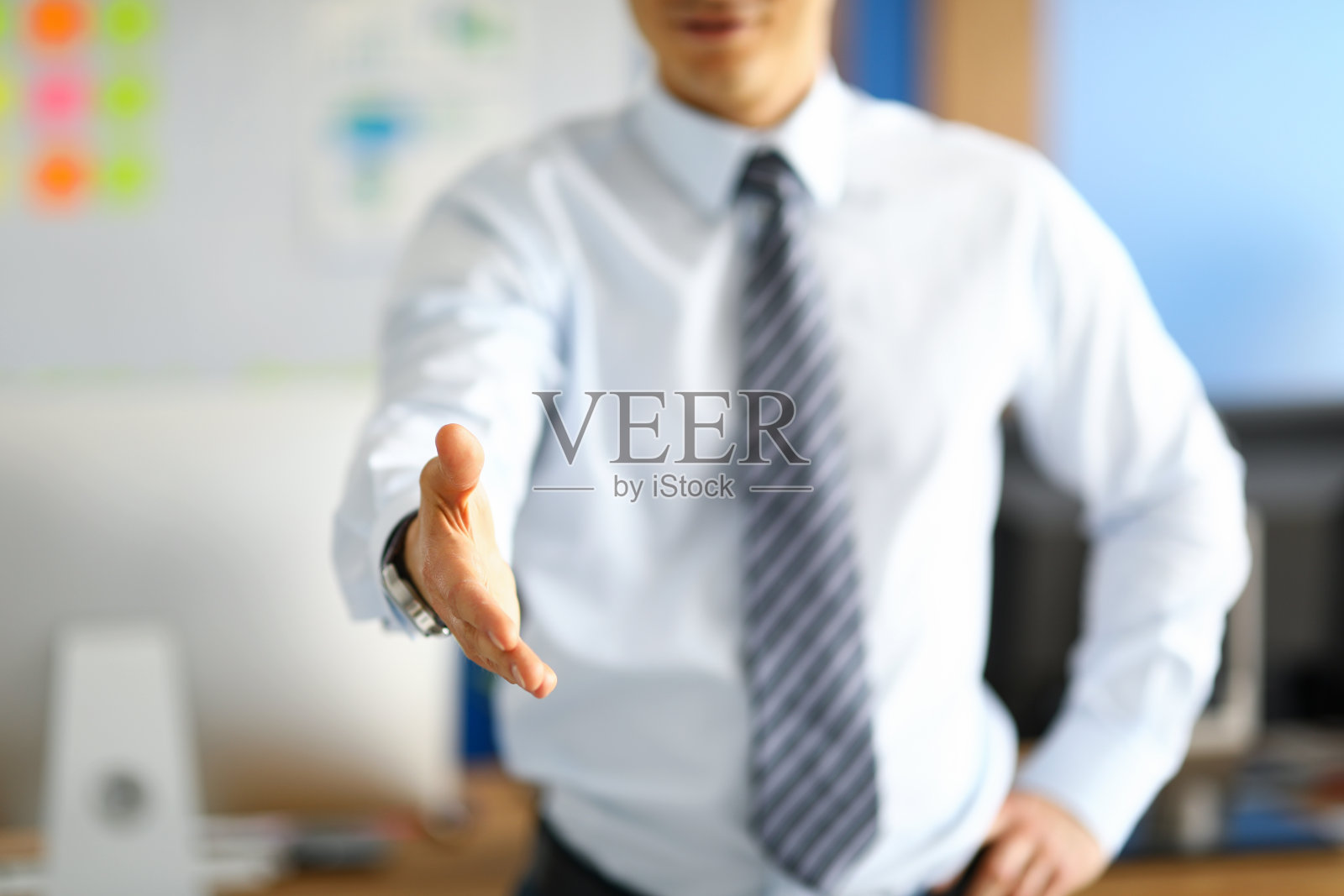 白领通过握手表示敬意照片摄影图片