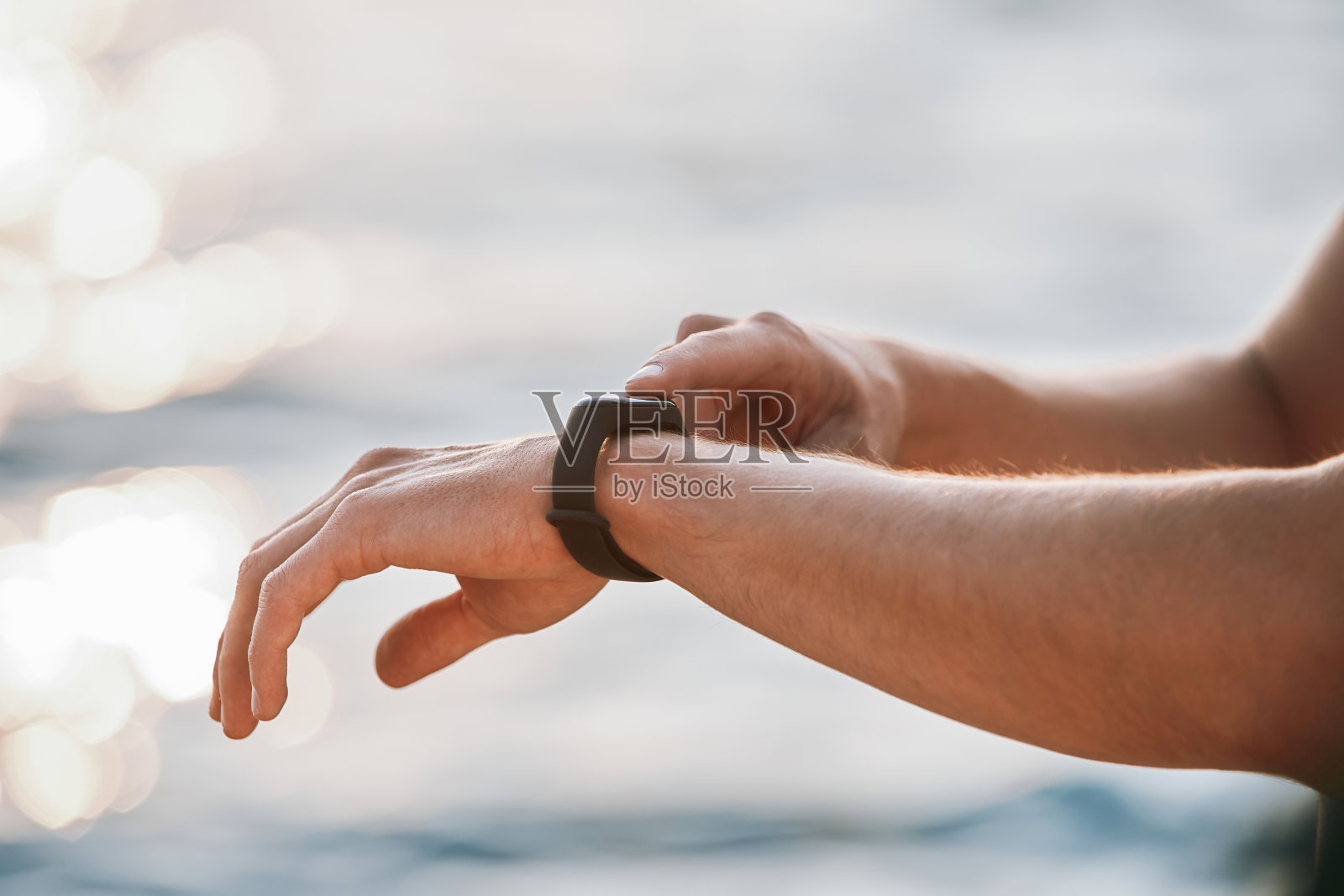 运动男正在检查他的智能健身手表上的数据照片摄影图片