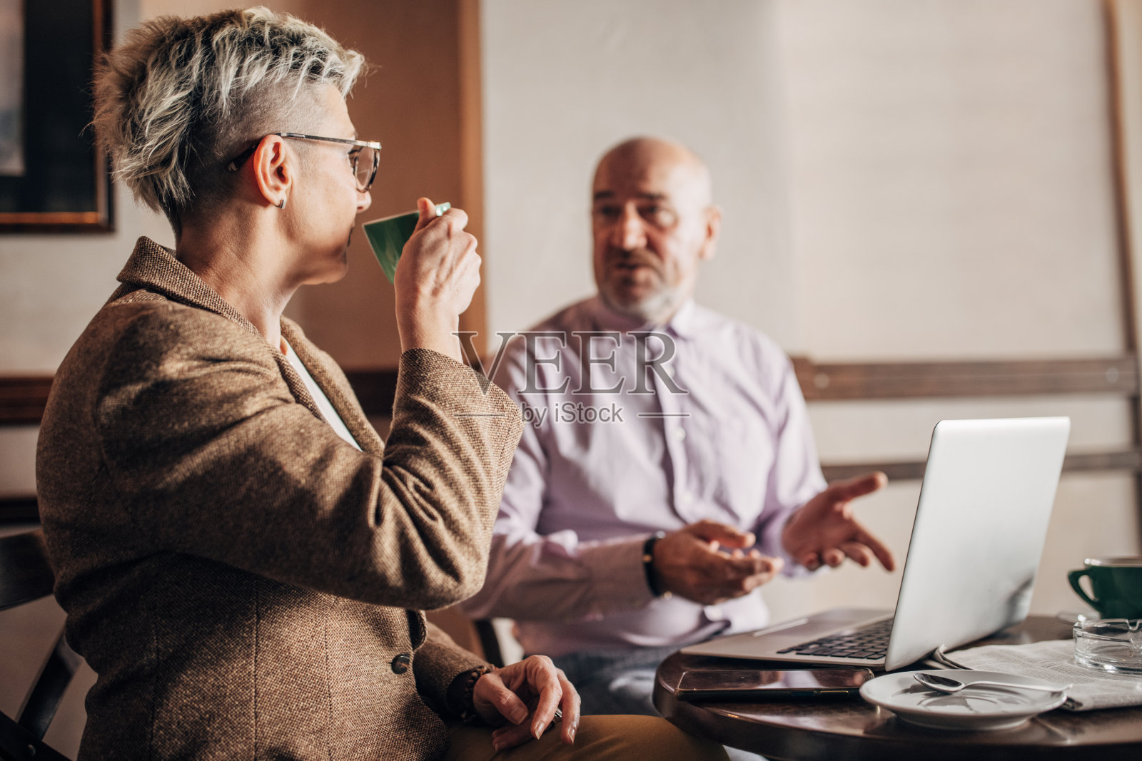 商务人士坐在咖啡馆里照片摄影图片