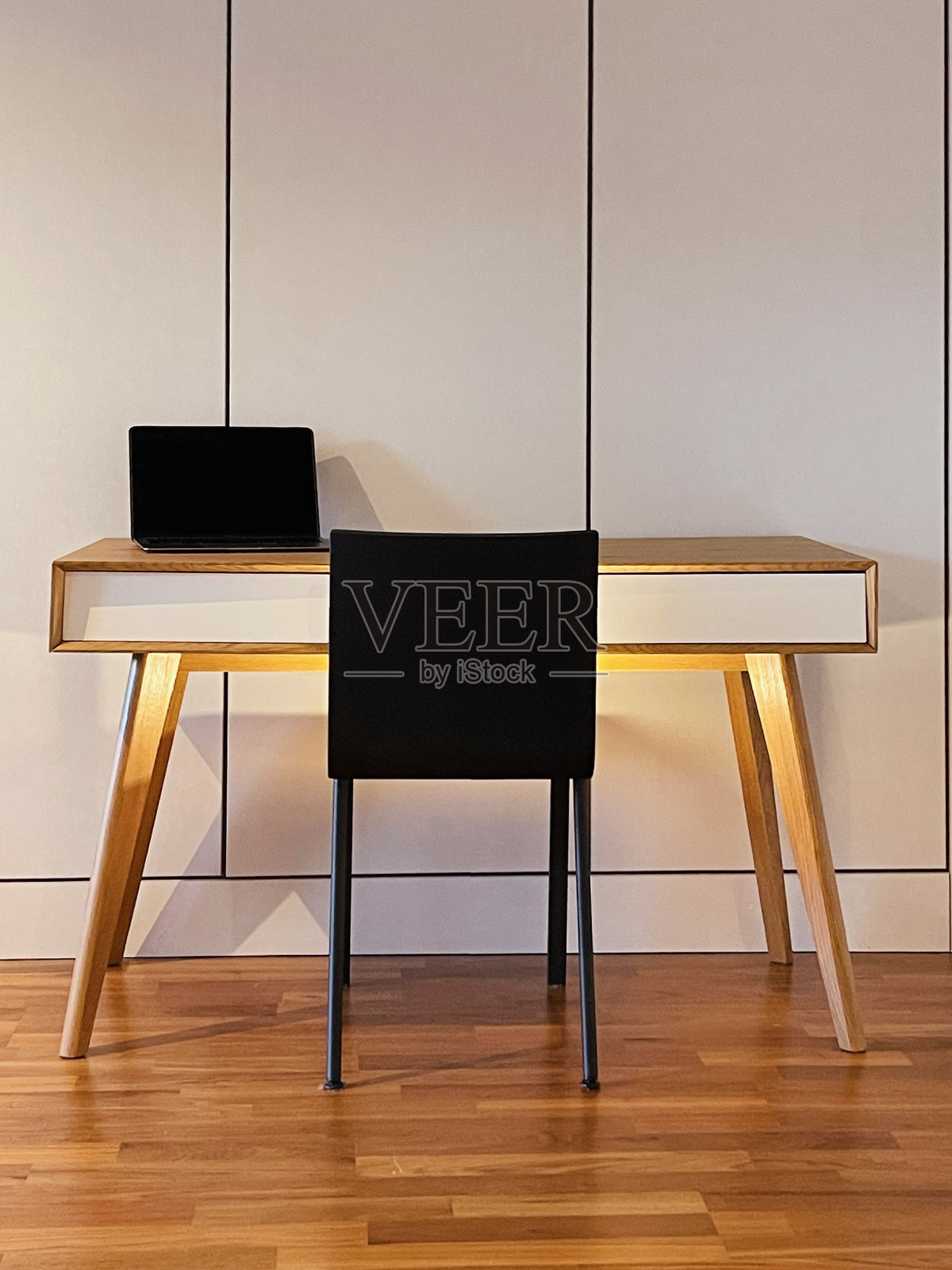 复古书桌和笔记本电脑照片摄影图片