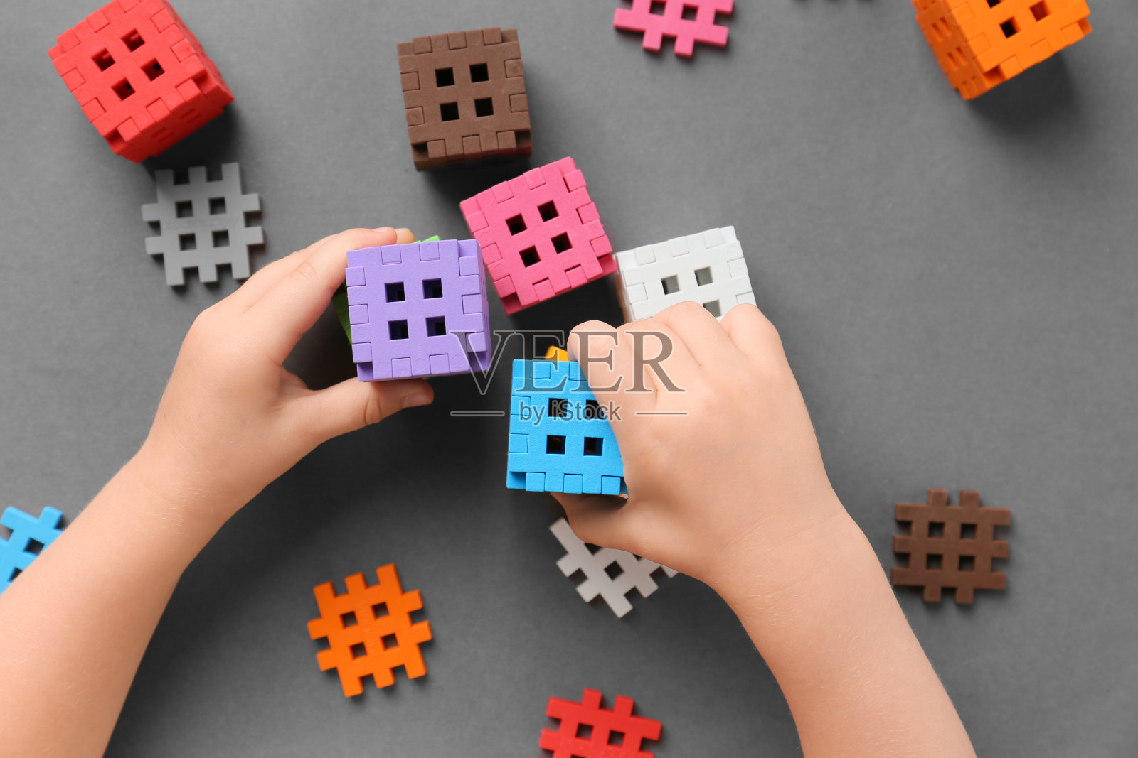 孩子在玩彩色积木照片摄影图片