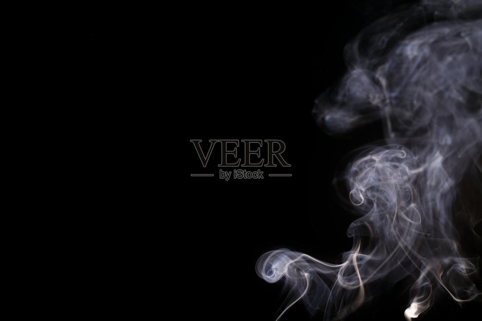 烟在黑色的背景下，有一个地方可以记录照片摄影图片