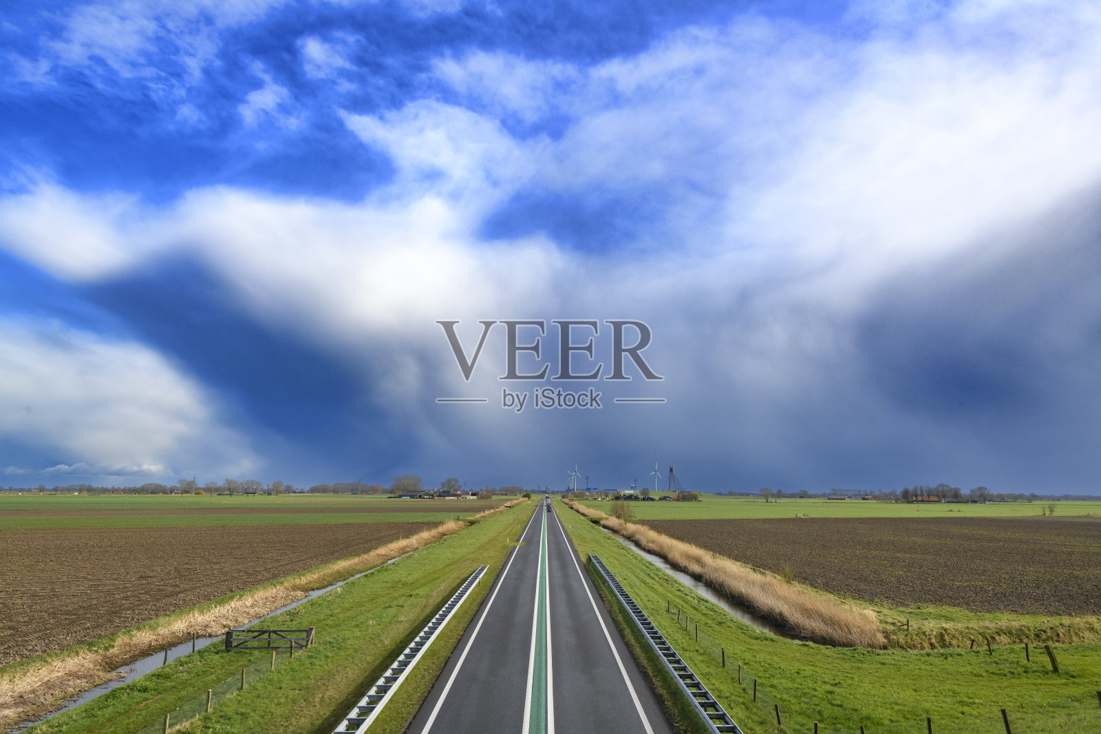 荷兰Overijssel的N50高速公路在春天照片摄影图片