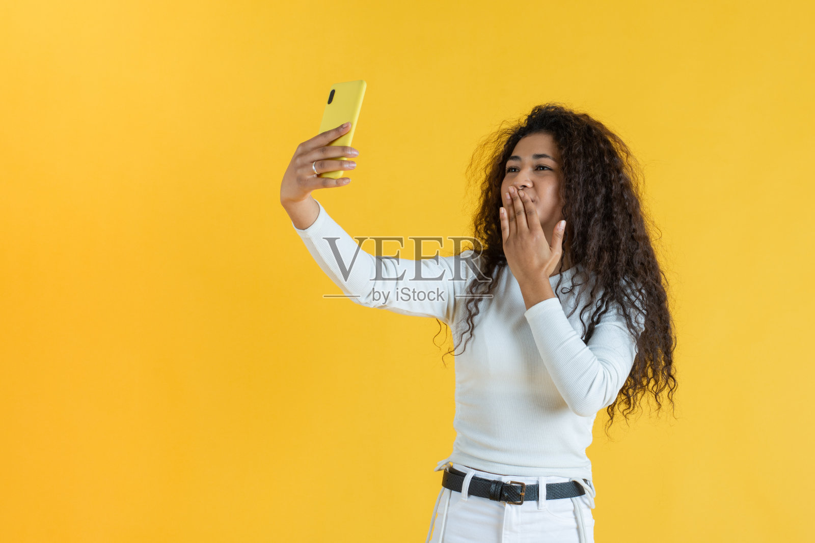 非裔美国女孩在视频会议上给对方送去一个吻照片摄影图片