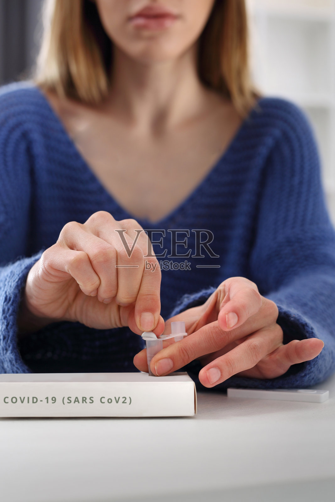 Covid-19抗原测试。照片摄影图片