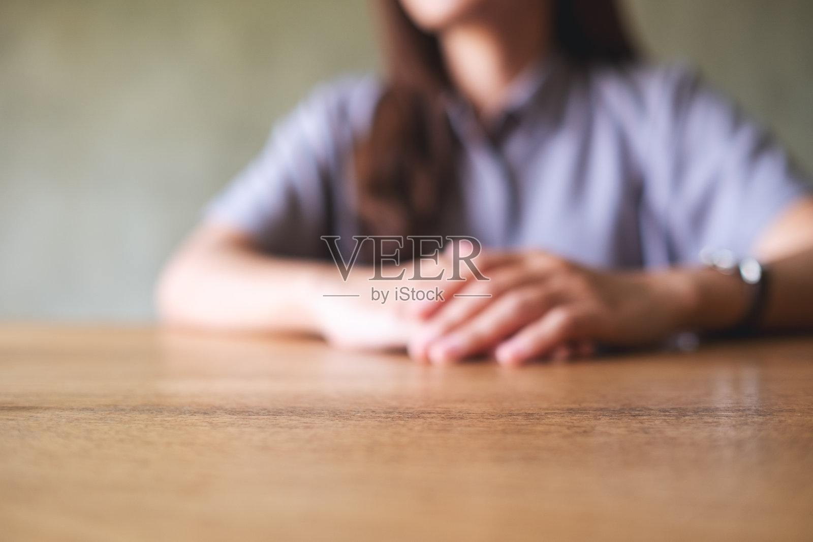 特写：思考、等待、祈祷或做决定的女性模糊图像照片摄影图片