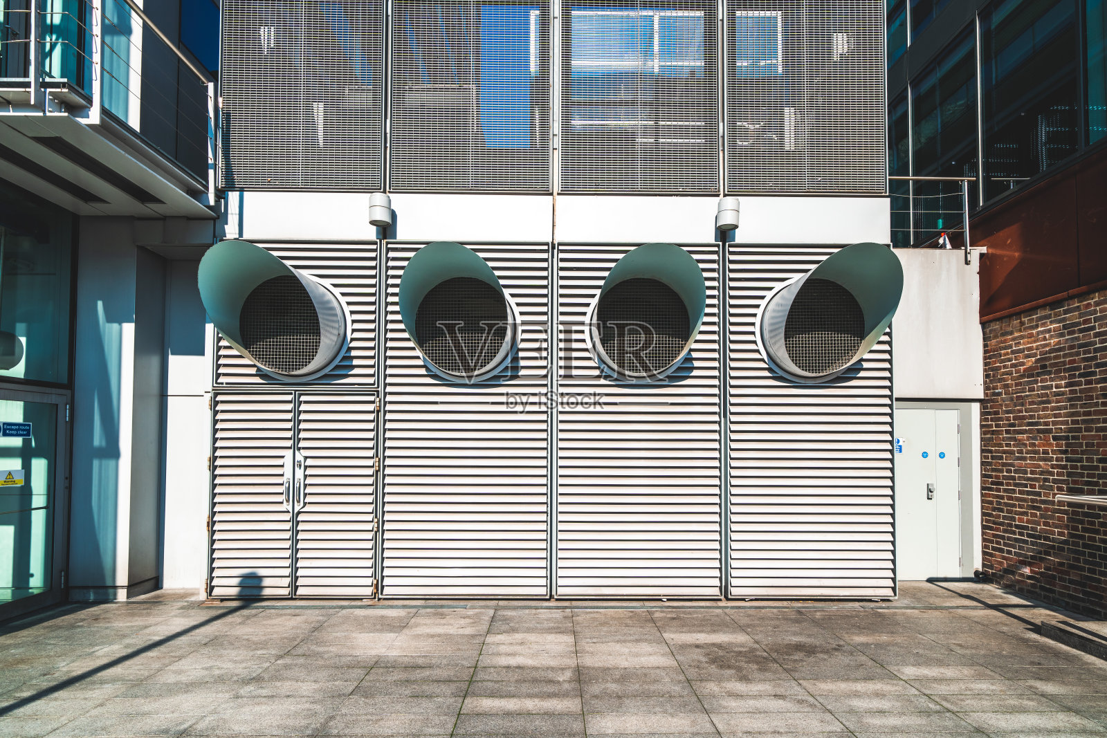 现代建筑上的漏斗状通风管道照片摄影图片