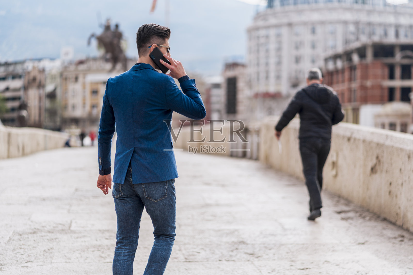 年轻成功的商人在打电话照片摄影图片