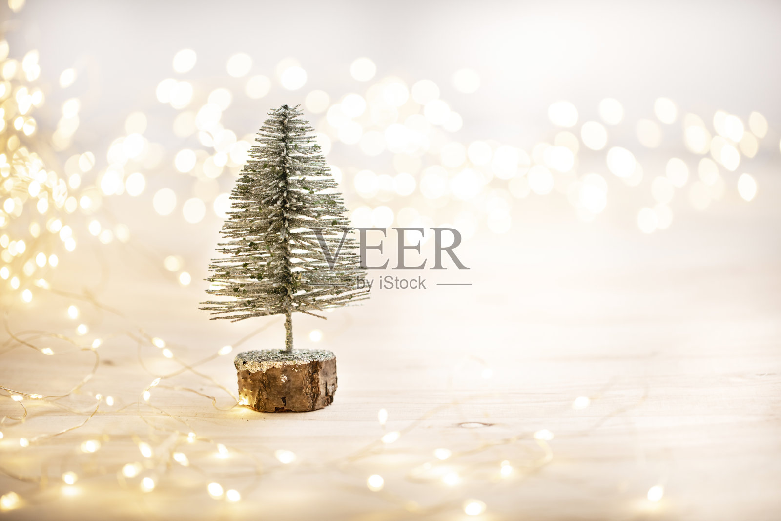 散景背景上的圣诞树装饰。照片摄影图片