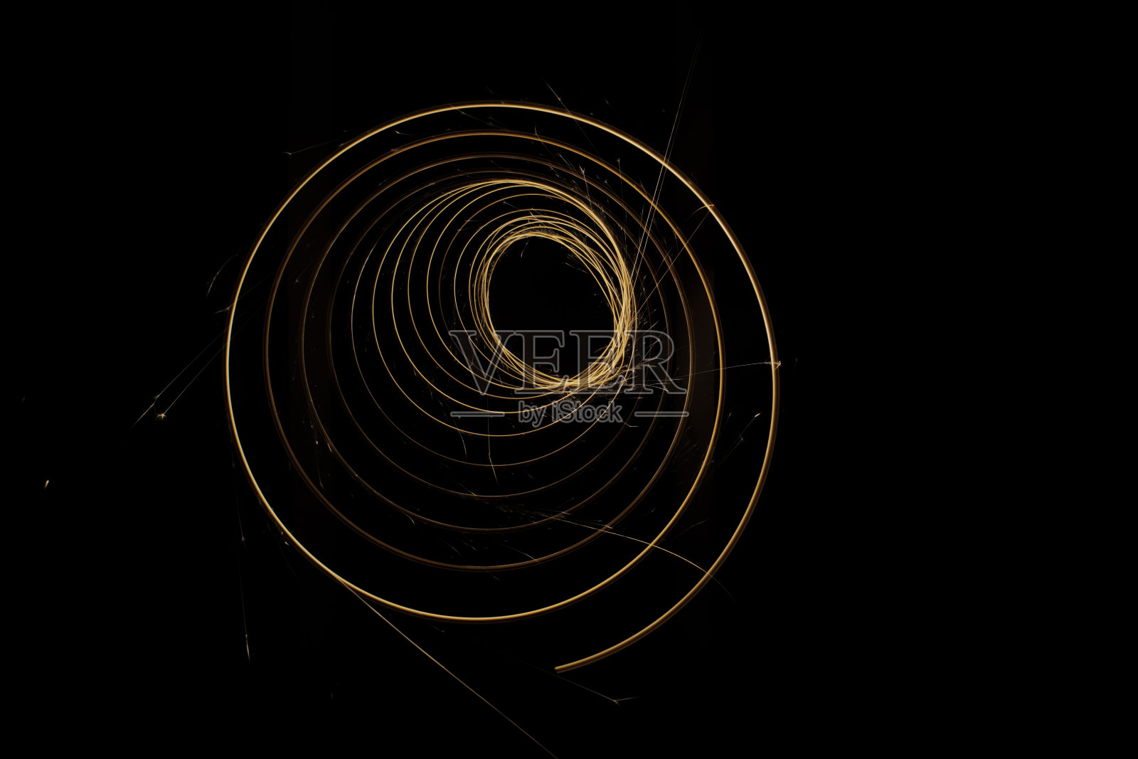 螺旋与火花在黑色背景照片摄影图片