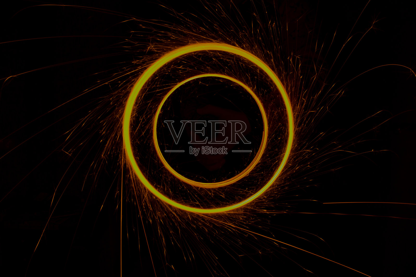 圆圈与火花在黑色背景照片摄影图片