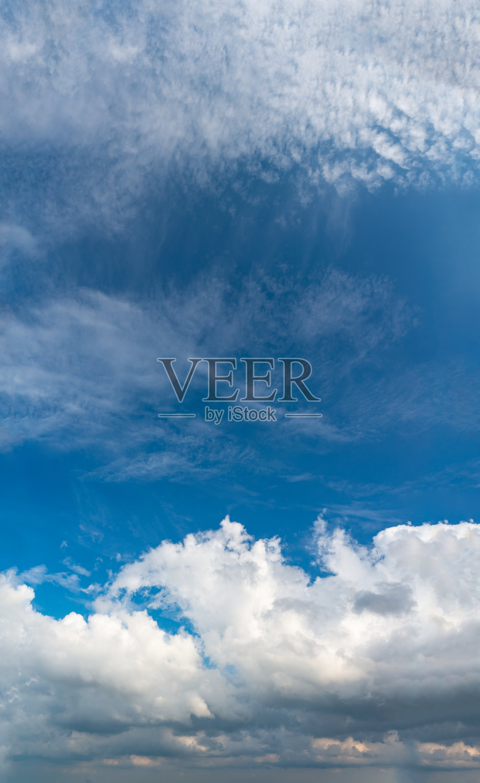 湛蓝的天空衬托着奇妙的云朵，全景照片摄影图片