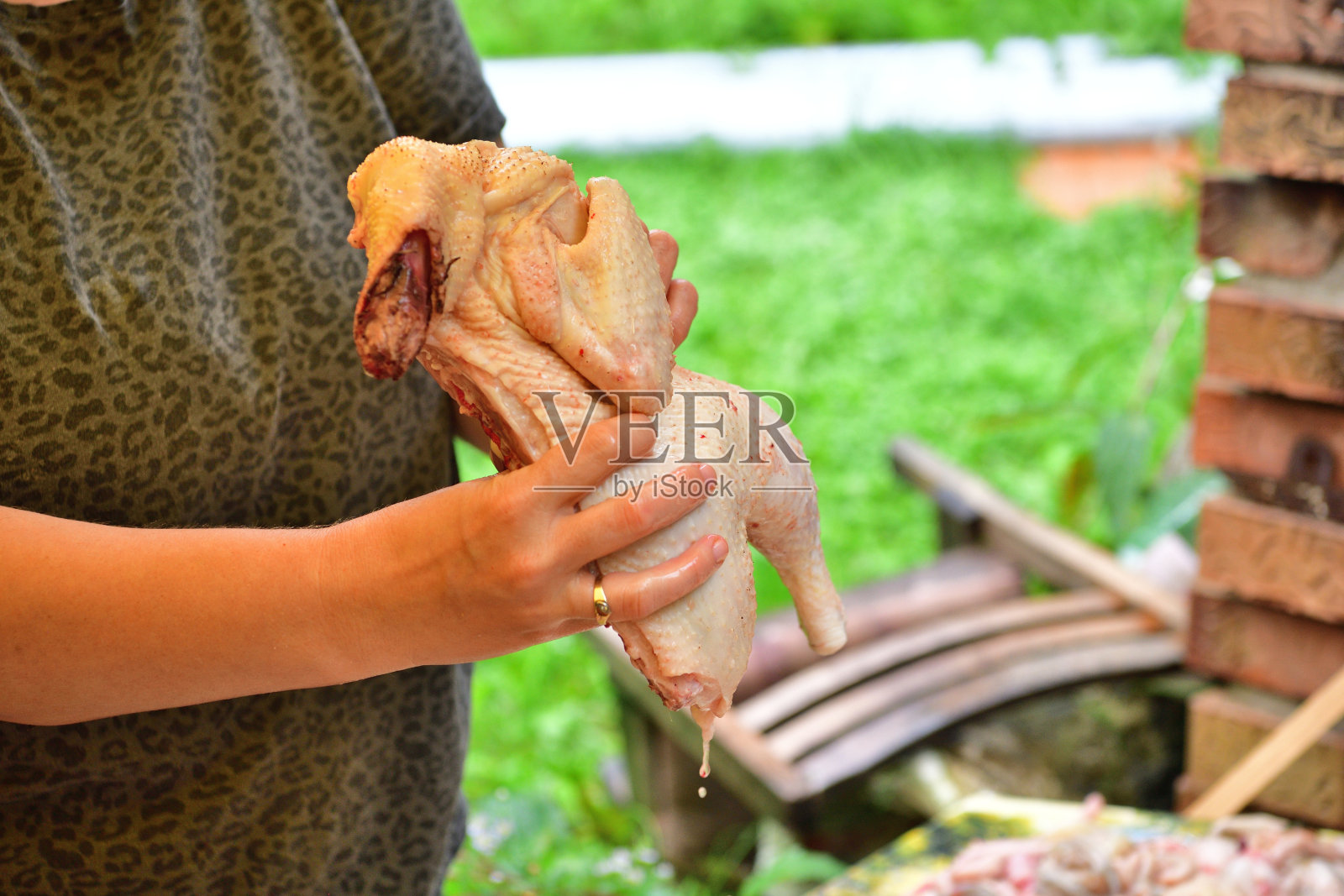 鸡肉切块，用水冲洗干净照片摄影图片