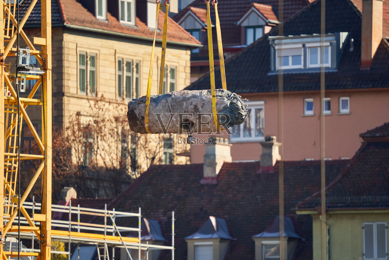 斯图加特的建筑工地。起重机在住宅楼前吊起重物。“斯图加特21”。没有人。照片摄影图片