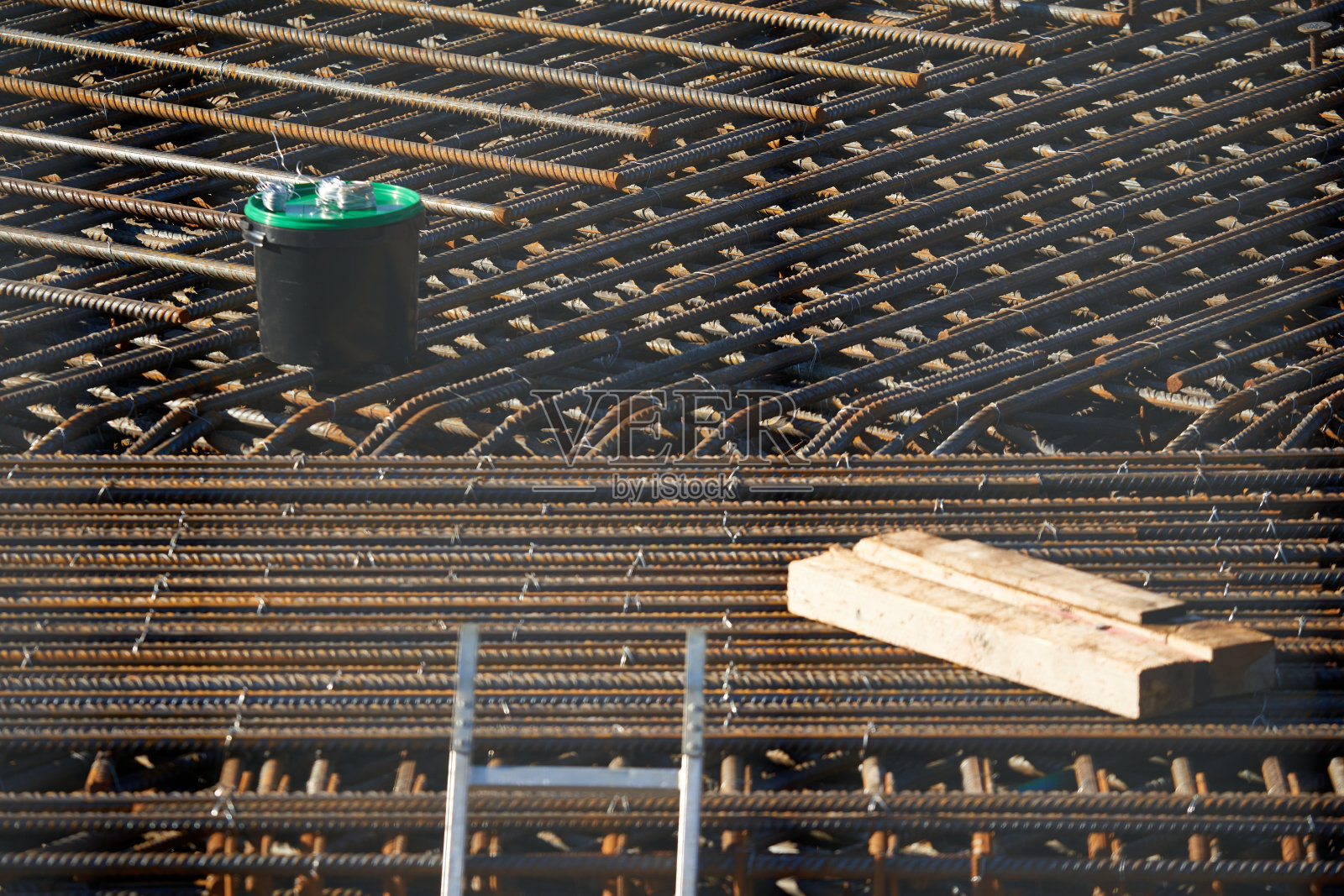 建筑工地混凝土弯钢机(Betonstahlbieger, fletcher)的设备。许多钢筋和工具。特写镜头。照片摄影图片