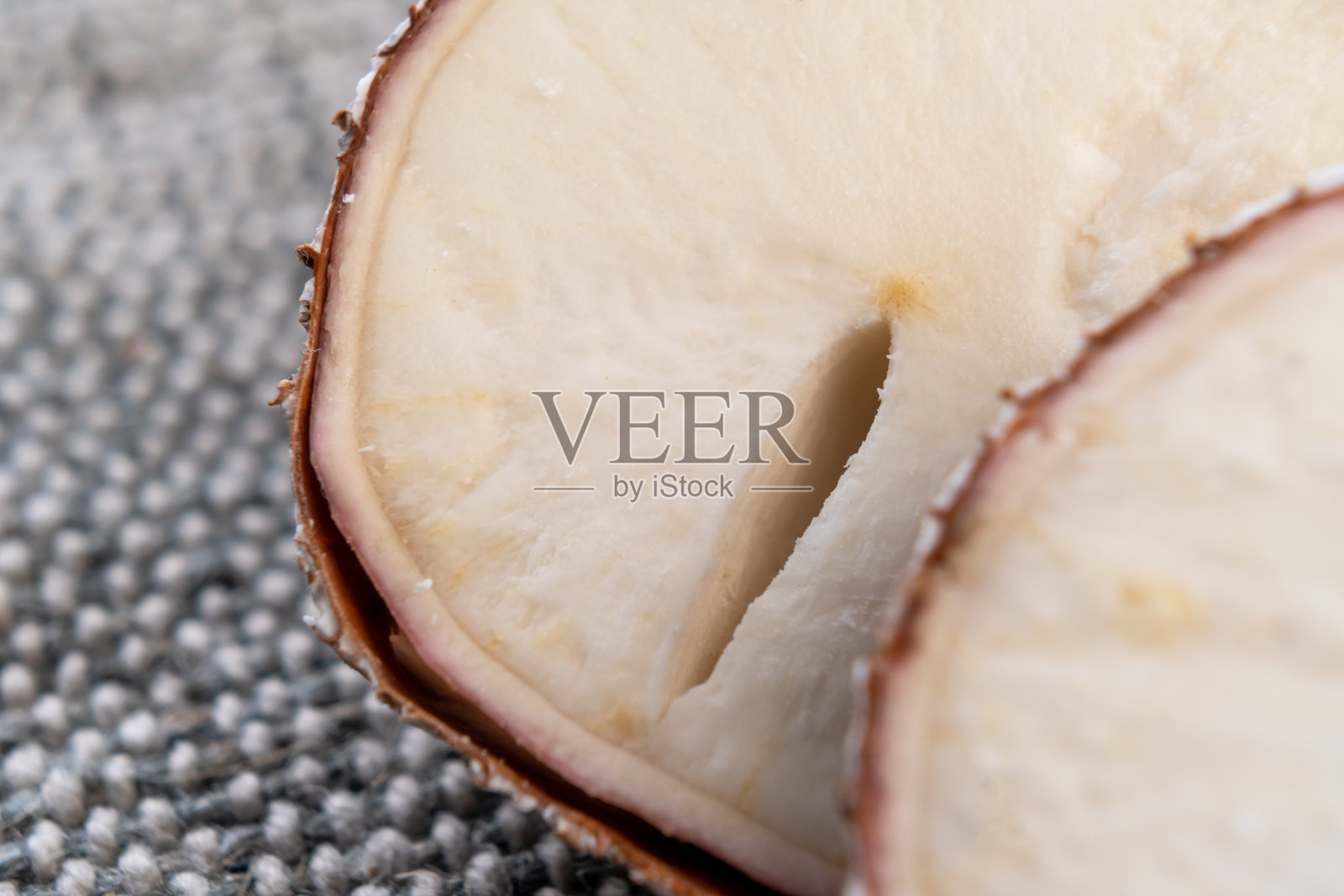 粗糙的黄麻上有裂缝的木薯丝根。生的树薯片照片摄影图片