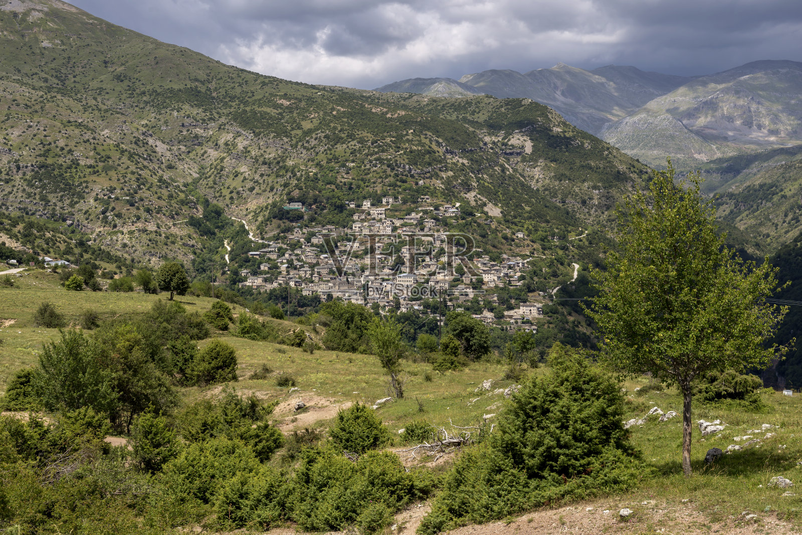 传统的希腊村庄Kalarrytes(伊庇鲁斯，希腊)。照片摄影图片