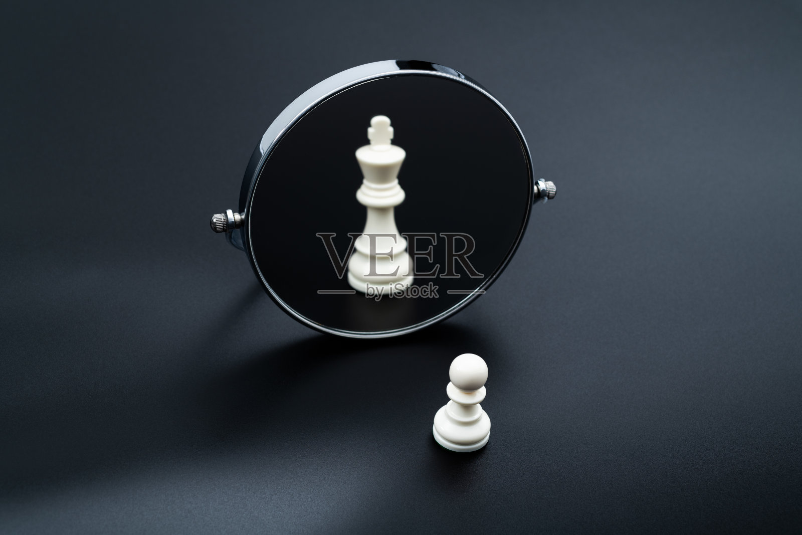 卒子想当国王照片摄影图片