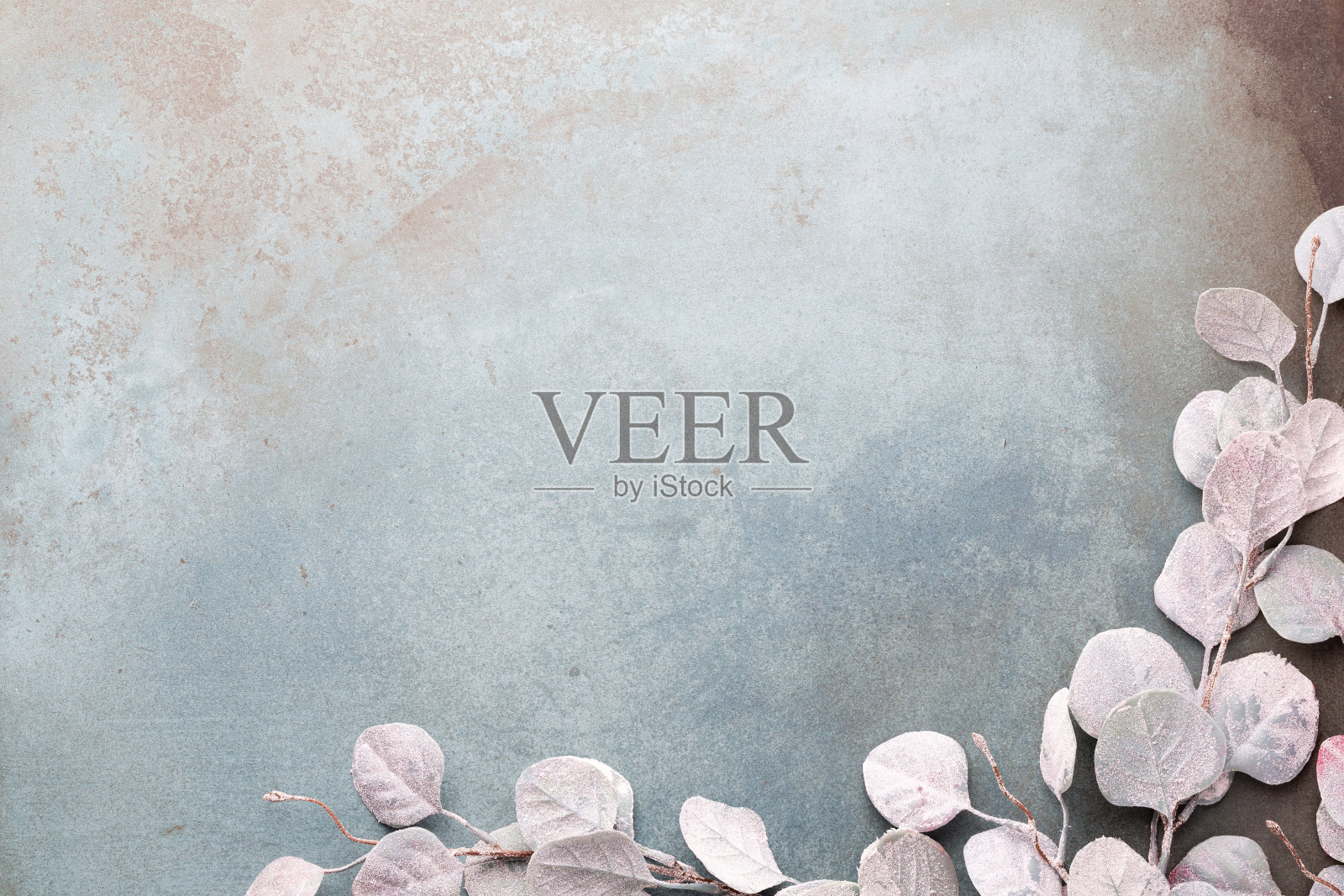 新年庆祝和圣诞背景与金色的花，雪，星星和圣诞装饰俯视图。照片摄影图片