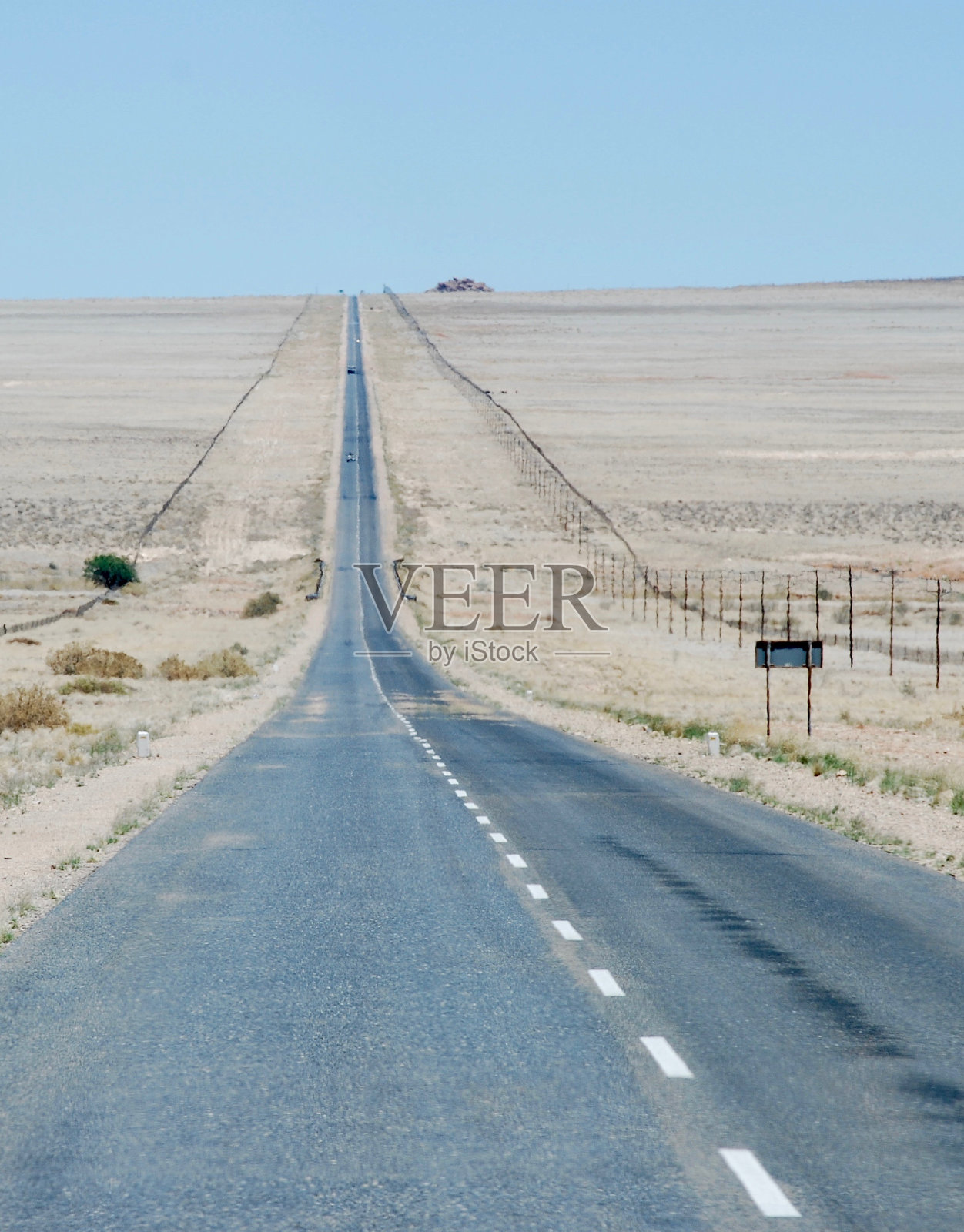 穿越纳米比亚沙漠的空路照片摄影图片
