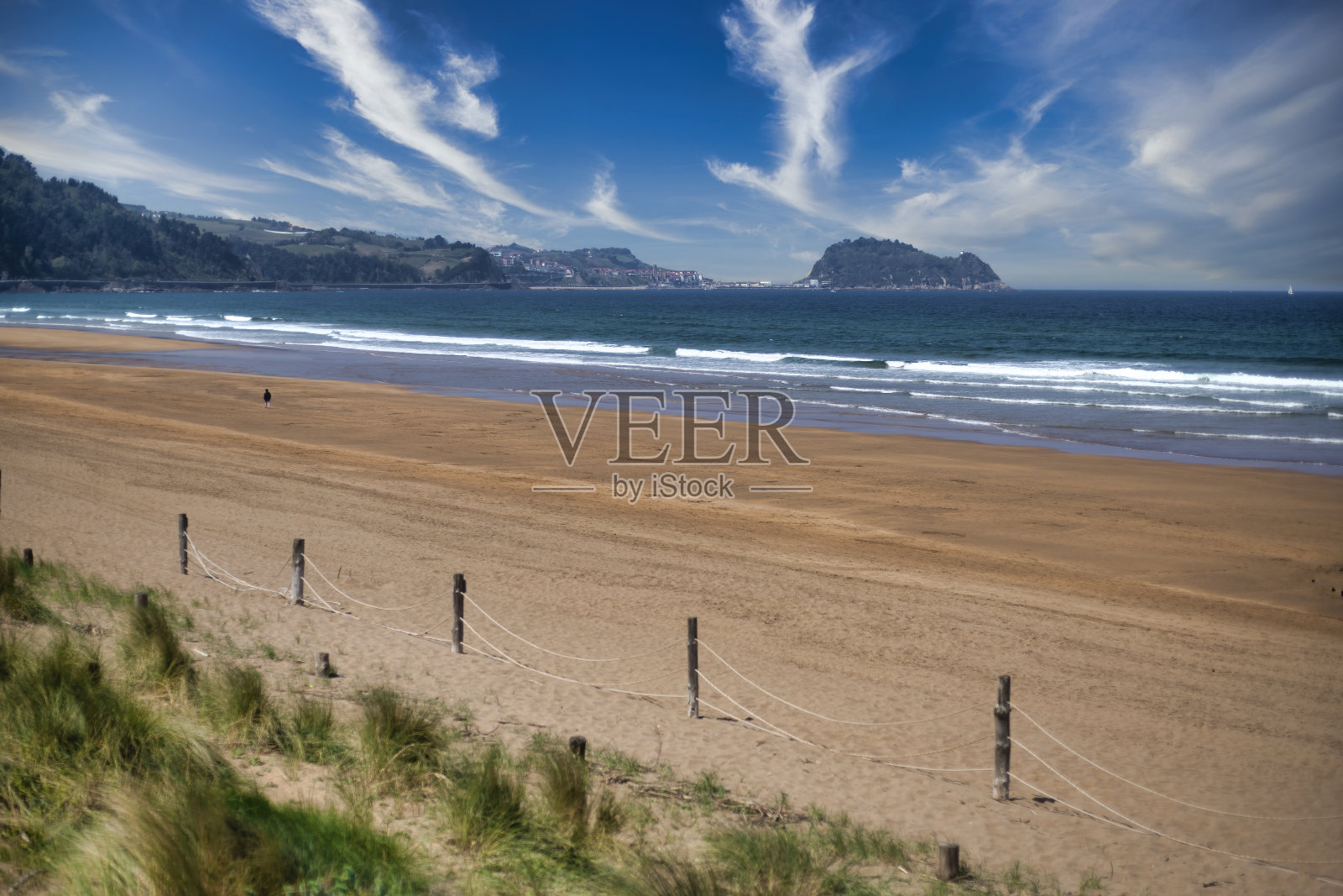 Zarautz海滩，背景是Getaria著名的老鼠形状。照片摄影图片