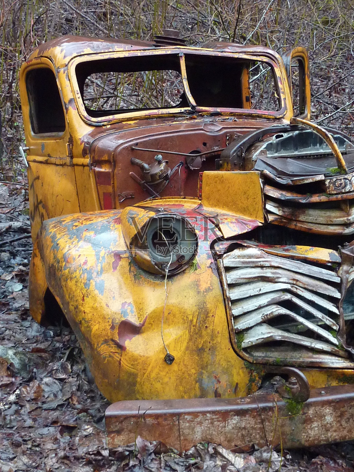 废弃的生锈的汽车残骸在惠斯勒城外照片摄影图片