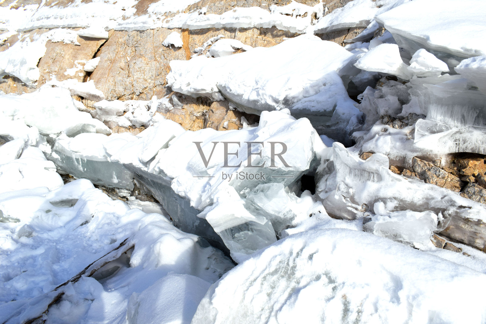 积雪盖顶的山脉。冬天的观点。洛基山脉。严厉的美。西伯利亚的自然风光。冰冻瀑布。照片摄影图片