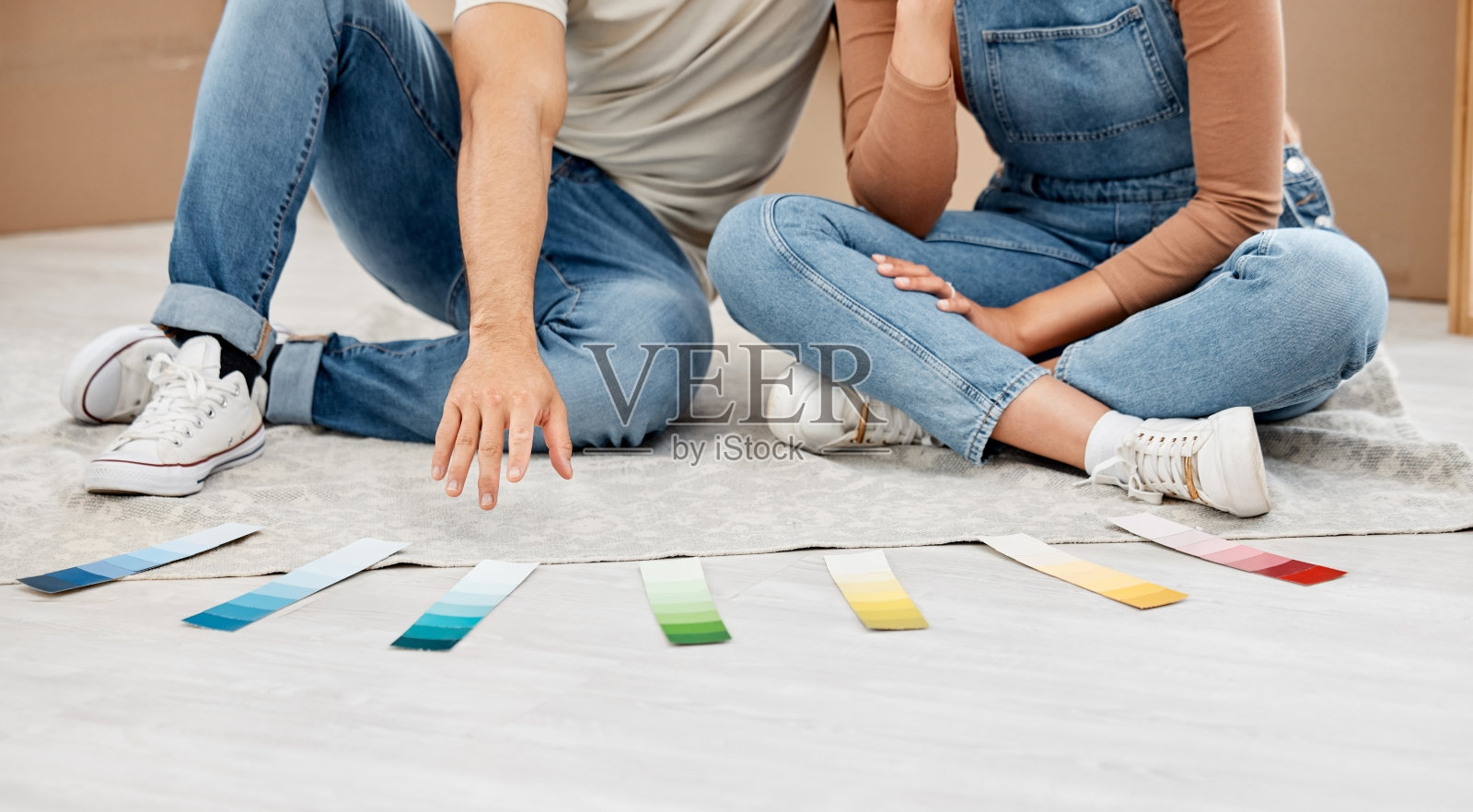 一对难以辨认的夫妇在搬家时翻看色块的特写镜头照片摄影图片