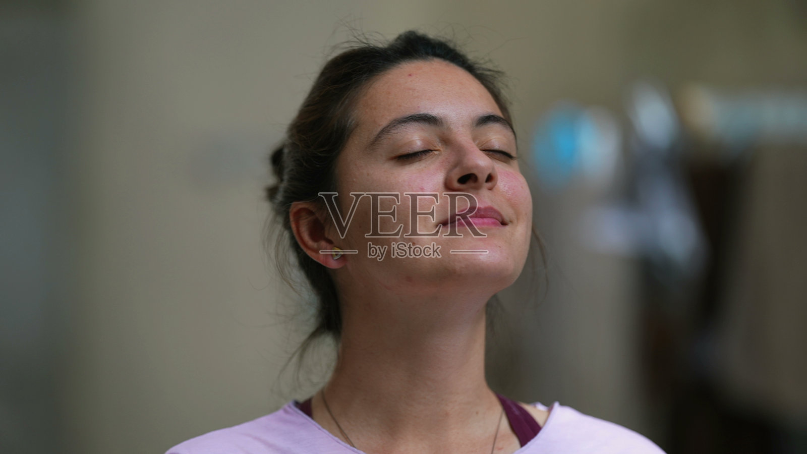 沉思的女人闭上眼睛，深呼吸，沉思的人照片摄影图片