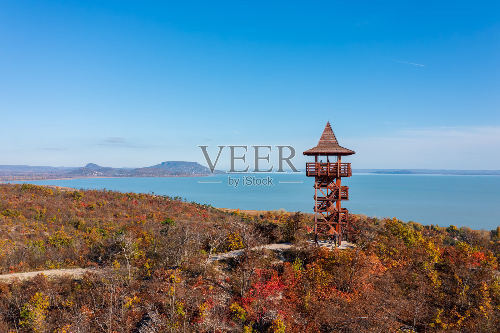 匈牙利Balatongyörök的Matyas Bel瞭望塔鸟瞰图。背景是巴达索尼和巴拉顿湖。匈牙利的名字是Bél Mátyás kilátó。照片摄影图片