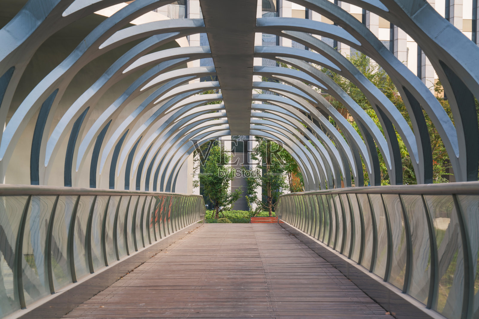 中国浙江杭州现代城市建筑的人行天桥与街道景观照片摄影图片
