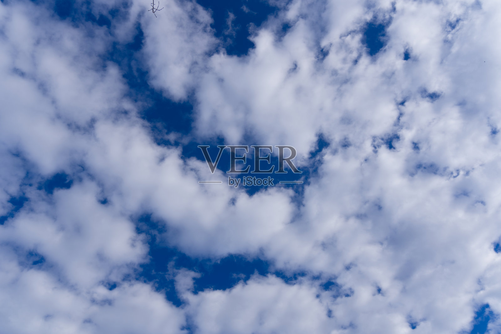 在一个多云的冬日，Zürich市的天空中飘着朵朵浮云。照片摄影图片