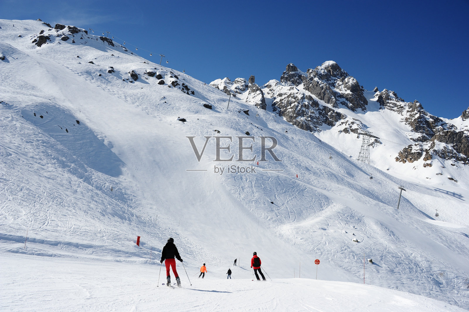 人们在滑雪场的斜坡上滑雪照片摄影图片