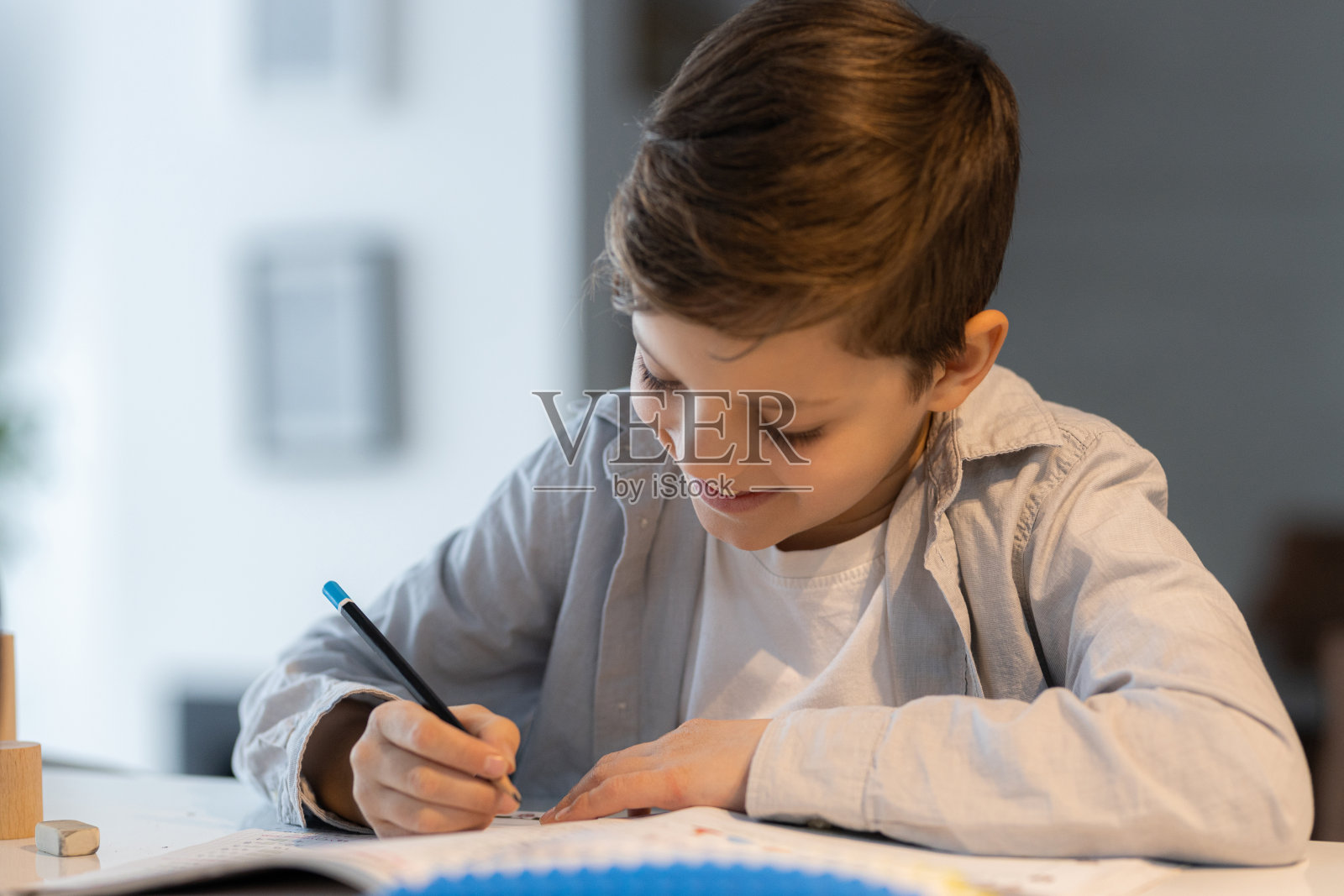 小男孩点缀照片摄影图片