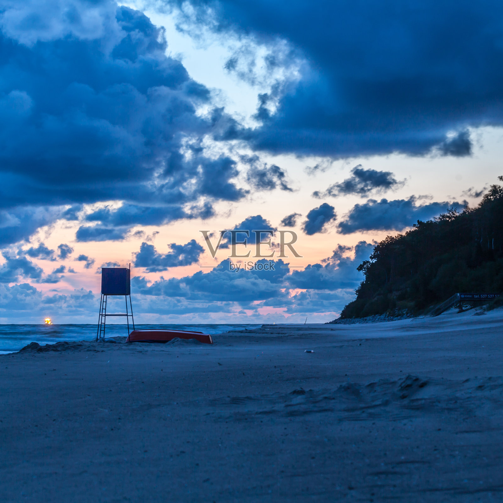 波兰Rewal海滩的景色。照片摄影图片
