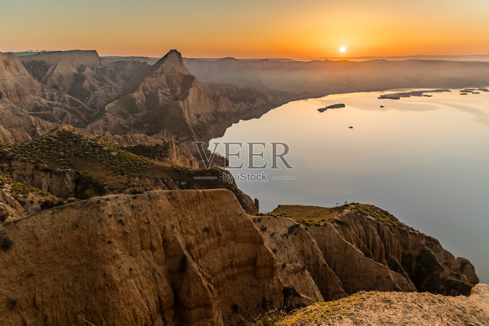 被雾覆盖的粘土峡谷，在托莱多被称为barrancas del burujon照片摄影图片