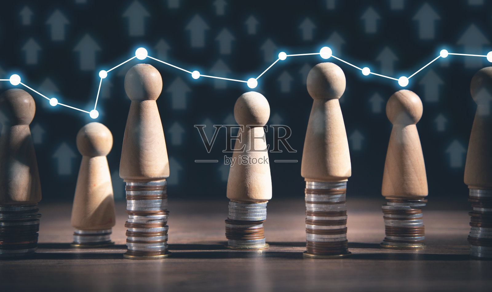 带有图形的木制人形，生长箭和硬币。增长。销售。利润照片摄影图片