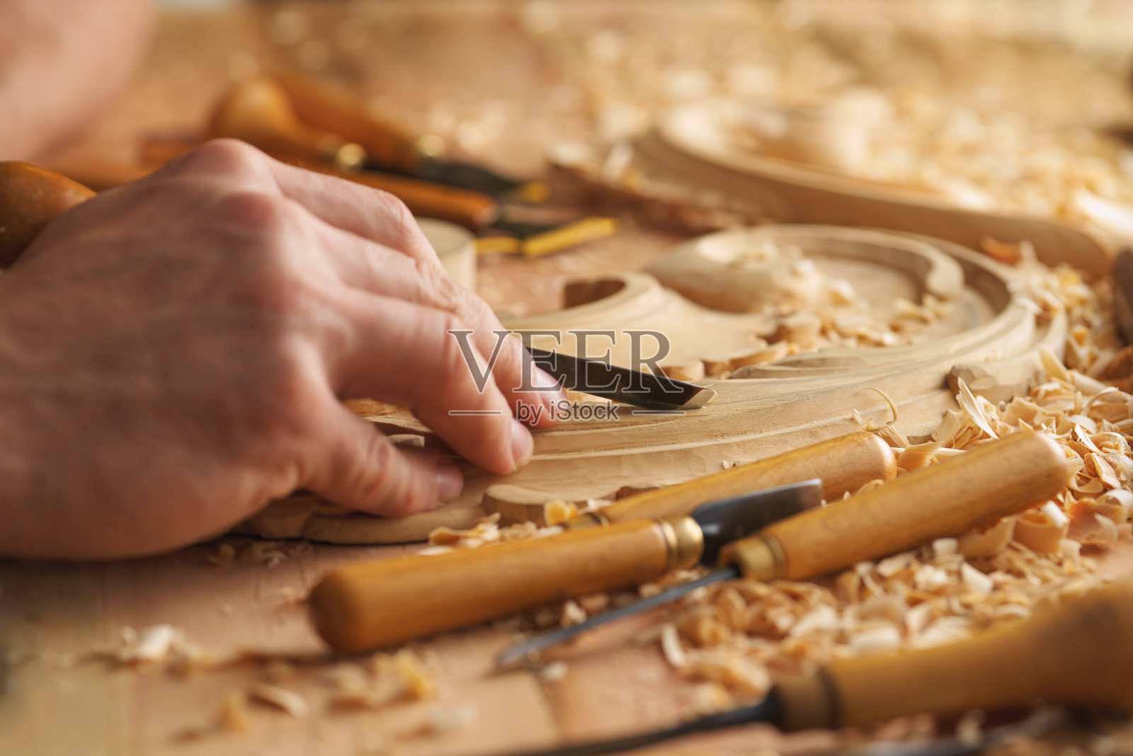 使用木雕工具的人照片摄影图片