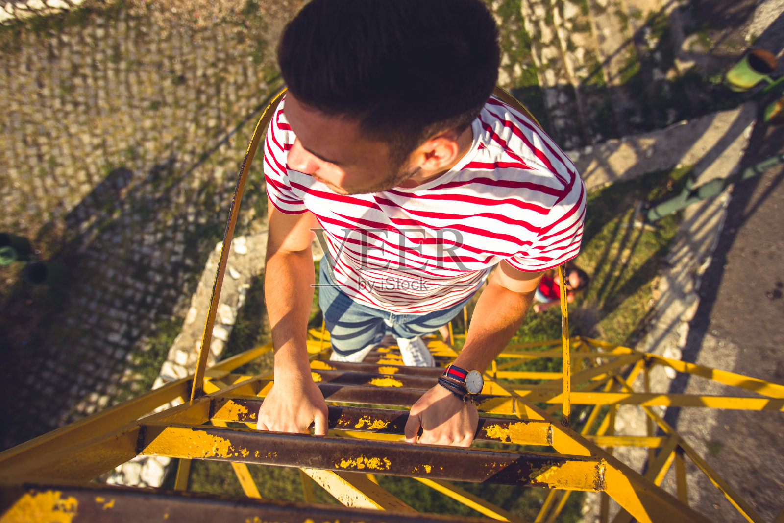 攀爬金属梯照片摄影图片